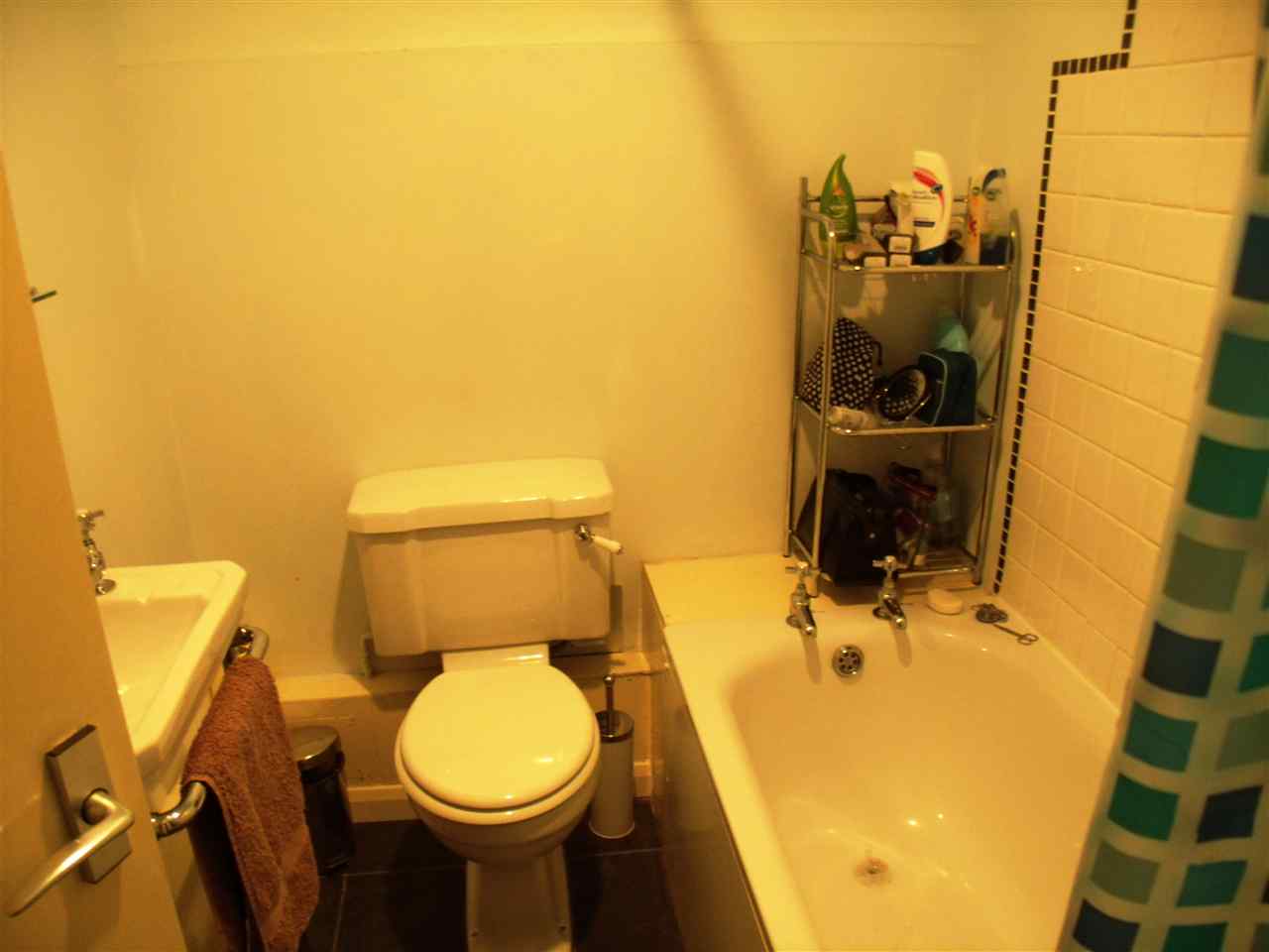 resized-2349823-bathroom 2.jpg